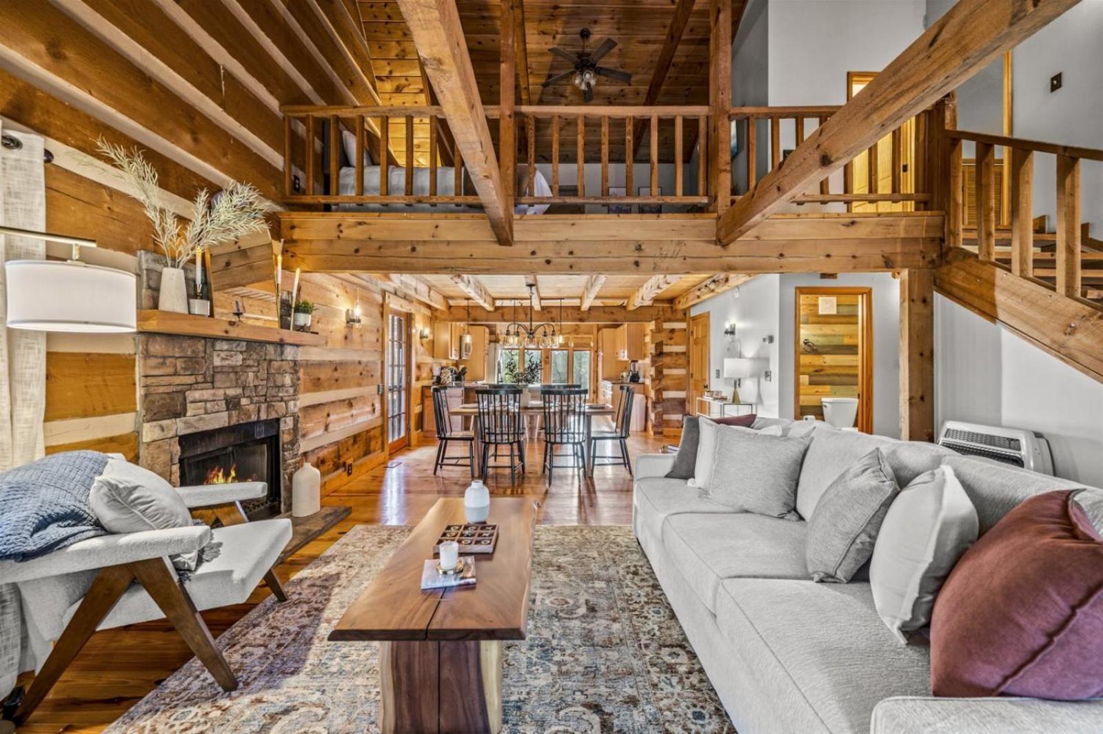 Hidden Star Hideaway-Blackberry Farm-Smoky Mtn Nat Park-Hot Tub- Fire Pit- Fenced Yard- Pet Friendly Walland Room photo